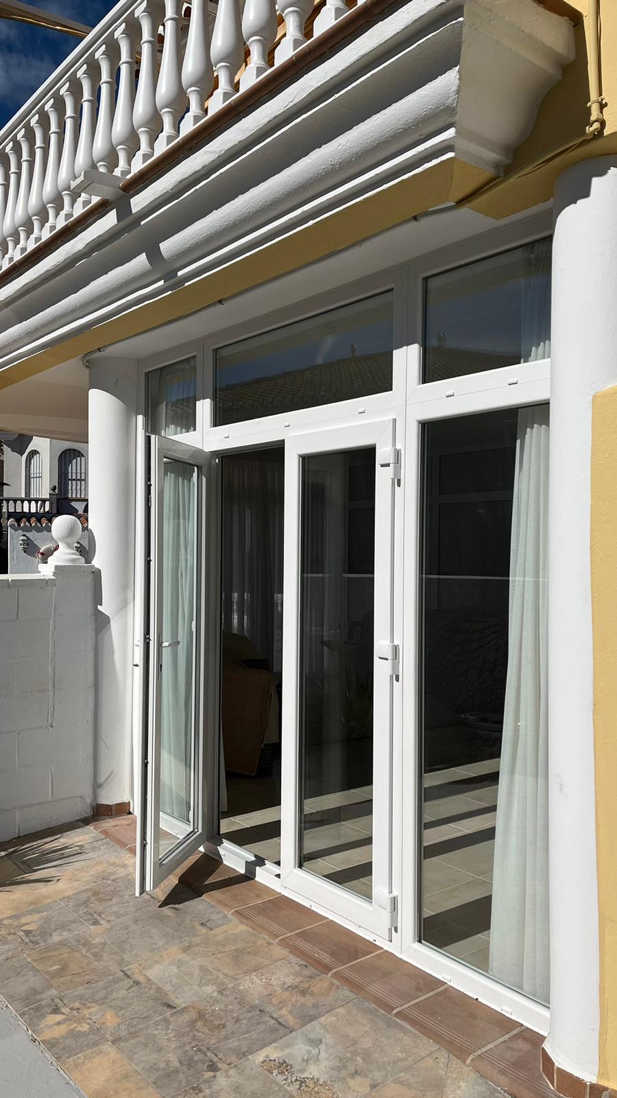 Puerta Balconera De Dos Hojas Practicables Con Apertura Exterior Y 