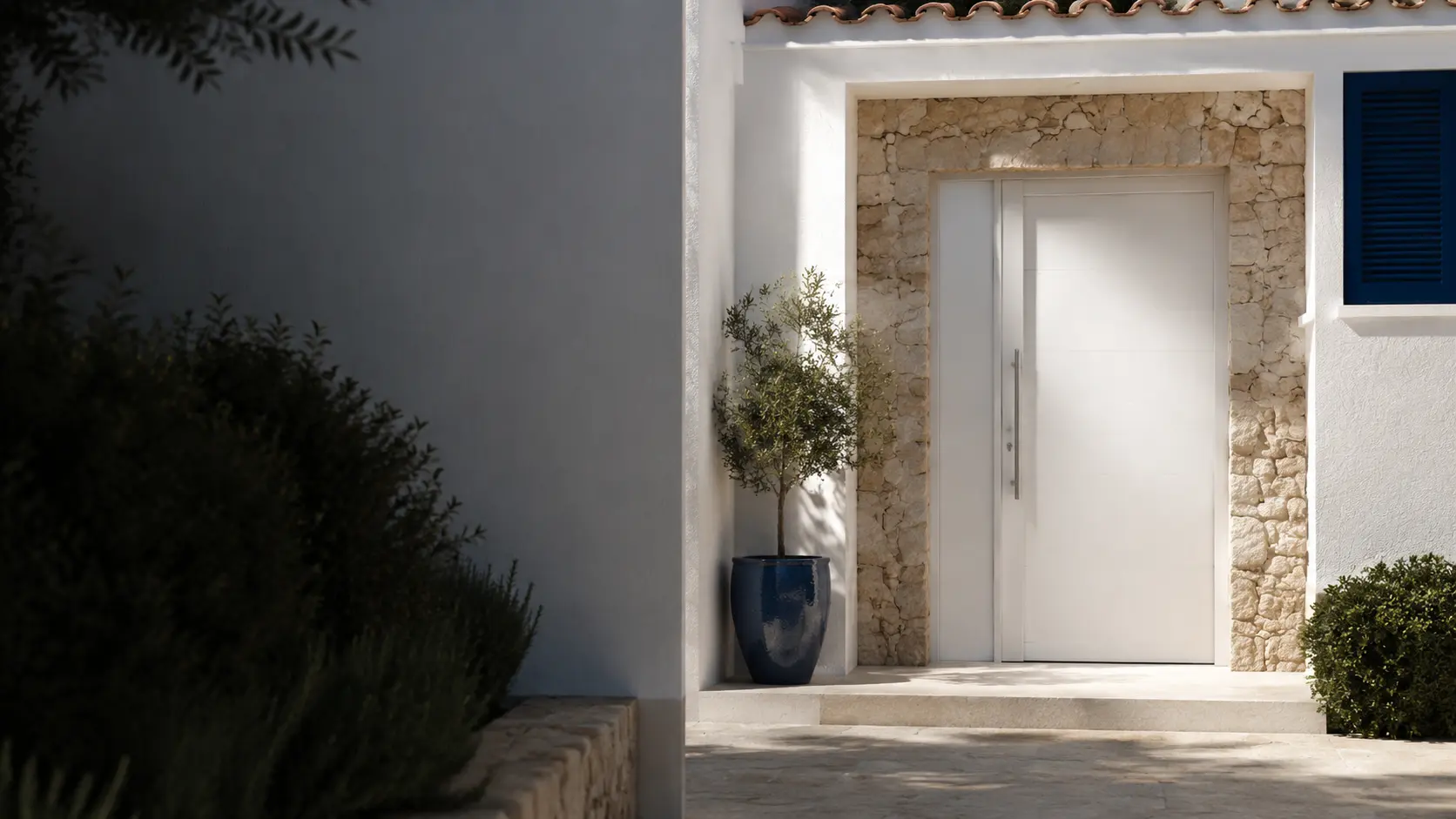 Puerta de PVC a medida en una vivienda mediterránea
